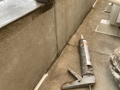 ベランダ　隙間、ひび割れコーキング